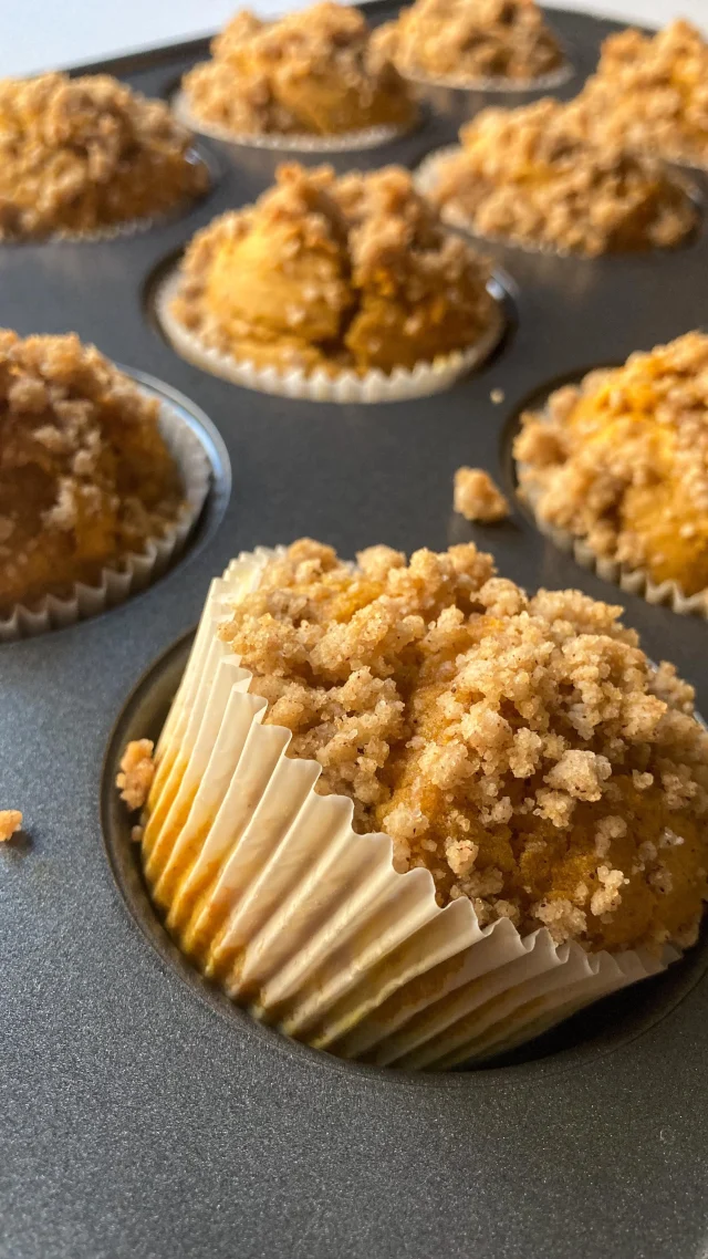 A cozy fall breakfast staple: pumpkin streusel muffins🍂 I like to add a generous layer of streusel, because really, it’s the true star of the show oftentimes😜